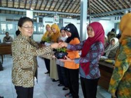 RAPAT RUTIN PKK DESA SIDOHARJO DAN PENYERAHAN BIBIT CABE