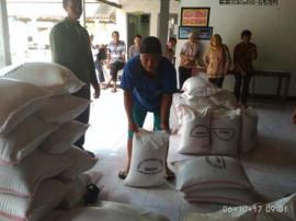 PENDISTRIBUSIAN BERAS BANTUAN KEKERINGAN