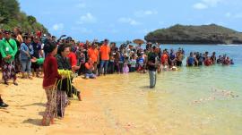 VIDEO ACARA ADAT SEDEKAH LAUT DI PANTAI SADRANAN