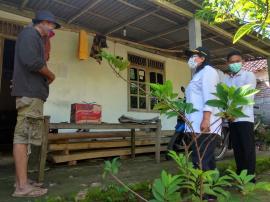 Warga Sedang Isolasi Disambangi Bu Lurah