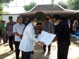 Penyerahan Akta Kematian Mbah Senen