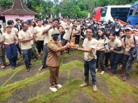 Aksi Penanaman 4000 Bibit Pohon Oleh Mahasiswa UGM