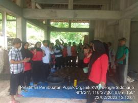 Praktik Pembuatan Pupuk Organik KWT Temu Mukti