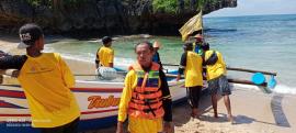 Lomba Perahu Antar Nelayan di Pantai Ngandong