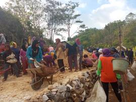 Semangat Gotong Royong Warga Pulegundes Buka Akses Jalan Baru