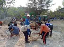 Gotong-royong perbaiki talud