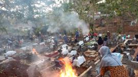 Jum'at Legi, Kegiatan Rutin Membersihkan Makam