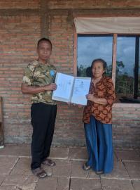 Penyerahan Akte Kematian Alm mbah Wonorejo Oleh Ketua RT 05/RW 03