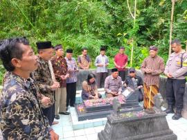 Ziarah Ke Makam Mantan Lurah Sidoharjo