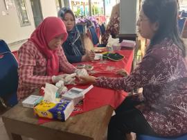 Deteksi Dini PTM, Pamong Dan Staf Lakukan Cek Di Posbindu