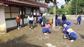 Peduli Lingkungan, Kader Posyandu Juga Turut Serta Kerja Bakti Di Bibora