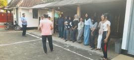 Anak-anak Berlatih Gobak Sodor Di Halaman Balai Kalurahan Sidoharjo