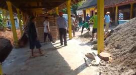 Antusias Warga Melaksanakan Kegiatan Kerja Bakti Pembuatan Drainase Di Komplek Pasar Bintaos