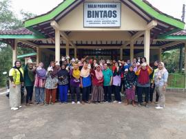 Senam Lansia Padukuhan Bintaos Bulan Oktober