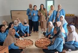 Bunda PAUD Sambang Tim PMT Yang Sedang Persiapkan Menu PMT