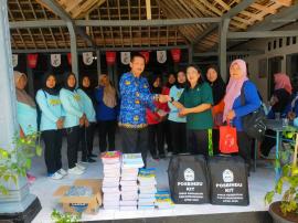Penyerahan Posbindu Kit Kepada Lurah Sidoharjo