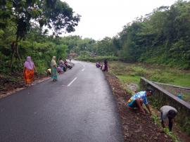 Kerja Bakti Jum'at Kliwon Warga Padukuhan Pulegundes I