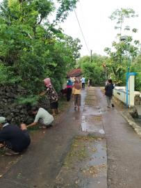 Kerja Bakti Jum'at Kliwon Warga Pulengelo