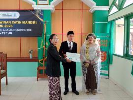 Lurah Sidoharjo Berikan Dokumen Kependudukan Kepada Pengantin Baru Sebagai Dukungan Inovasi 