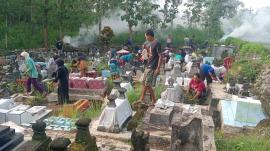 Jum'at Legen, Warga Klepu Bersihkan Makam