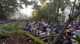 Warga Bintaos Kerja Bakti Bersihkan Makam