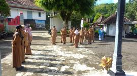 Pemerintah Kalurahan Sidoharjo Melakasanakan Apel Dalam Rangka Hari Ibu, Petugas Didominasi Perempua