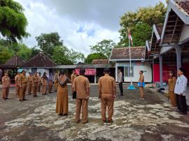 Kapolsek Tepus Jadi Pembina Apel, Tekankan Disiplin Dan Pelayanan Tulus Di Kalurahan