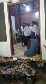 Penghormatan Terakhir, Pamong Laksanakan Shalat Jenazah