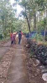 Jaga Keselamatan Bersama, Warga Klepu Laksanakan Kerja Bakti Penebangan Kayu