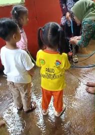 KB Putra Pertiwi Bintaos Ajarkan Tata Cara Berwudhu kepada Anak Didik