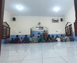 Memasuki Malam ke-10, Jamaah Masjid Al Muqorrobin Khusyuk Ikuti Tarawih dan Kultum