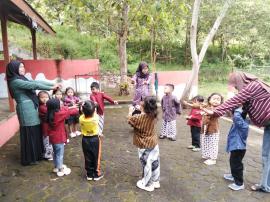 KB Putra Pertiwi Bintaos Kenalkan Batik dan Lurik Melalui Kegiatan Mewarnai