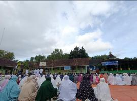 Warga Padukuhan Pulegundes I Laksanakan Shalat Ied Di Halaman SMK Negeri 1 Tepus