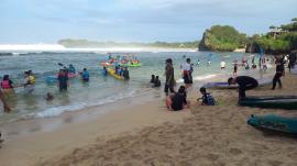 Pantai Sadranan Ramai Diserbu Wisatawan di Momentum Lebaran