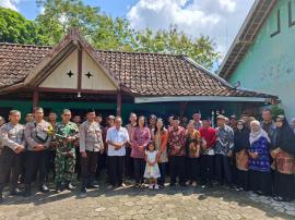 Dumadining Kalurahan Sidoharjo : Pamong Dan Lembaga Lakukan Kegiatan Anjangsana Mantan Lurah