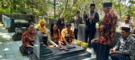 Ziarah Kubur Mantan Lurah Warnai Kegiatan Dumadining Sidoharjo Ke 78