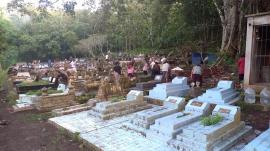 Jum'at Legi, Warga Bintaos Bersihkan Makam
