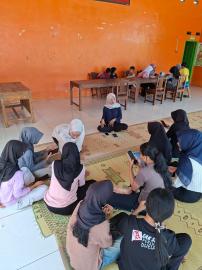 Perpustakaan Sumber Ilmu Kenalkan Layanan Buku Digital pada Kegiatan Posyandu Remaja SATU JALUR