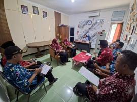 Lurah Sidoharjo Pimpin Koordinasi Verifikasi Penerima PBI APBD dan Penempelan Stiker Bansos