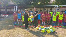 SSB Putra Sidoharjo Terima Bantuan Peralatan Sepak Bola dari Pemerintah Kalurahan