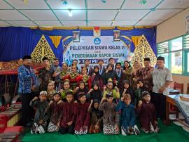 Lurah Sidoharjo Hadiri Pelepasan Siswa Kelas VI SDN Puleireng Tahun Ajaran 2025/2026
