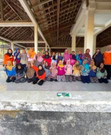 Lansia Padukuhan Pulegundes II Antusias Ikuti Kegiatan Momong Lansia