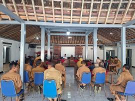 Pamong dan Staf Kalurahan Sidoharjo Ikuti Pengajian Rutin Bersama Pemateri dari KUA Tepus