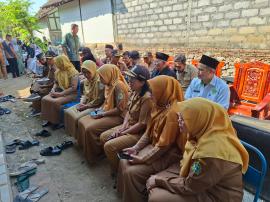 Pamong, Staf, dan THL Kalurahan Sidoharjo Takziah ke Rumah Duka Almarhumah Ibu Minten