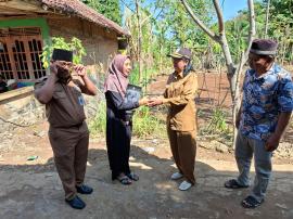 Takziah ke Padukuhan Prigi, Pemkal Sidoharjo Serahkan Akta Kematian kepada Keluarga Duka