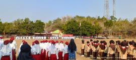 Khidmat, Pamong Kalurahan Sidoharjo Laksanakan Upacara Penurunan Bendera Merah Putih HUT ke-81 RI