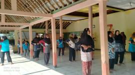 Sore Ceria di Padukuhan Klepu: Puluhan Warga Senior Kompak Ikuti Senam Momong Lansia