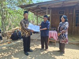 Penyerahan Akta Kematian dan KK Terbaru kepada Keluarga Almarhumah Ibu Painem